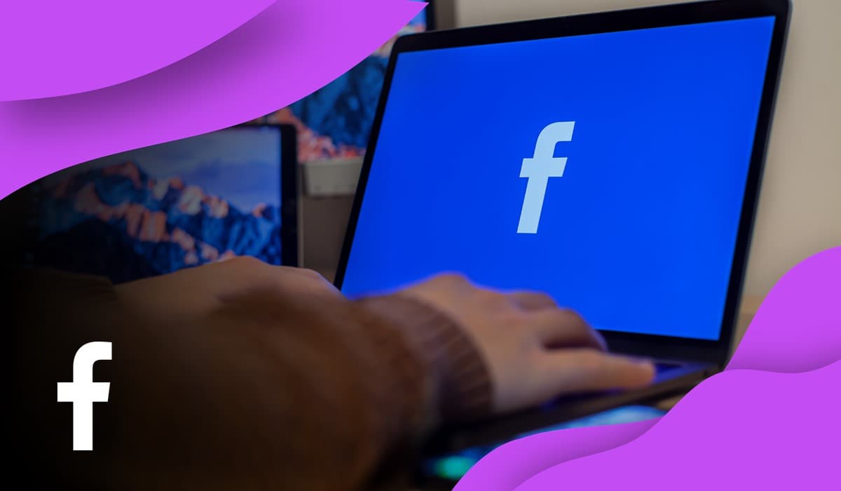 Osoba koristi prijenosno računalo s logotipom Facebooka kako bi se uključila u marketing na društvenim mrežama.