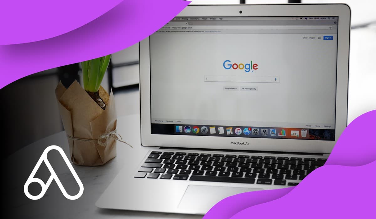 Prijenosno računalo s logotipom Google na njemu, koje prikazuje strategije digitalnog marketinga i sadržaja.