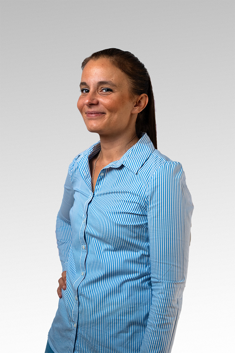Žena u plavoj košulji koja je upoznata sa strategijama marketinga sadržaja i SEO tehnikama.